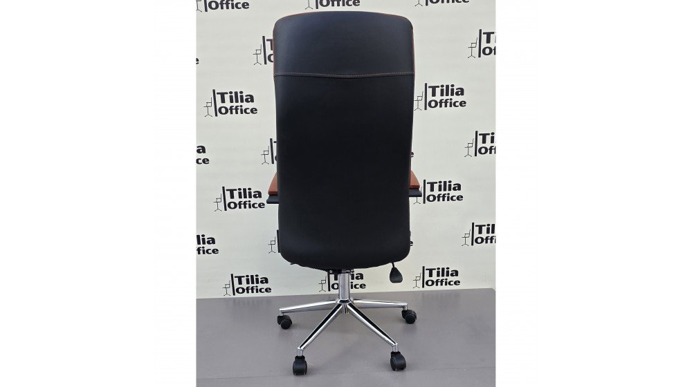 Tilia Lara ergonomik makam koltuğu, siyah deri döşeme, bütünleşik kolçak ve parlak krom konik ayaklı.